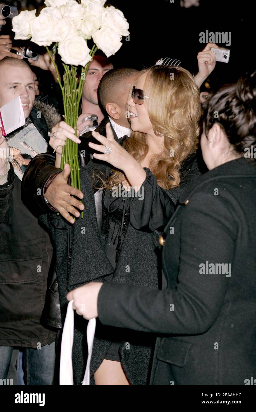DIE US-Pop-Sängerin Mariah Carey verlässt das Hotel "George V" und geht am 16. Dezember 2005 zur TV Reality Show "Star Academy" in Paris. Foto von Mousse/ABACAPRESS.COM Stockfoto