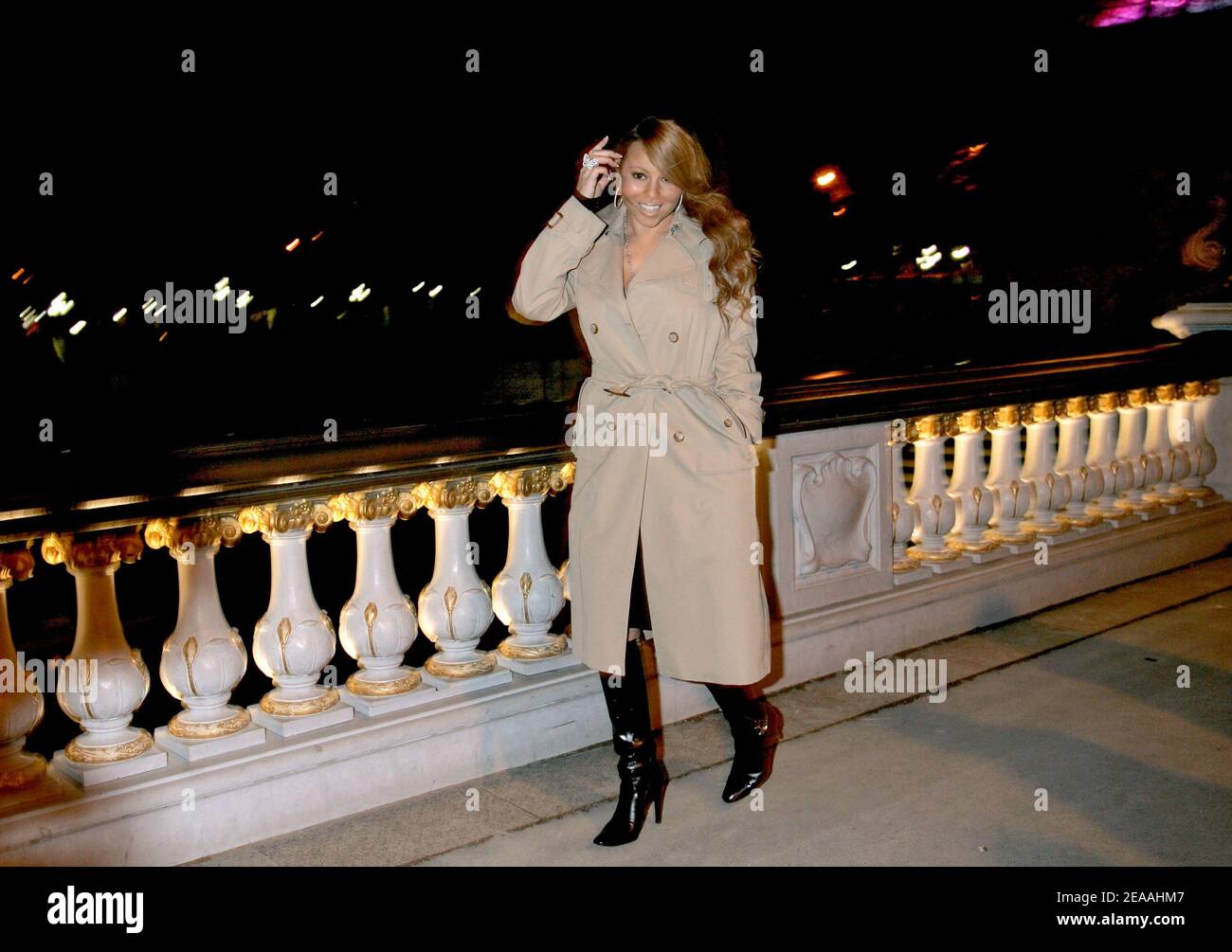 DIE US-Sängerin Mariah Carey verlässt das Hotel "George V", um am 17. Dezember 2005 die Brücke "Alexandre III" zu einem Fotoshooting in Paris, Frankreich, zu besuchen. Foto von Mousse/ABACAPRESS.COM Stockfoto