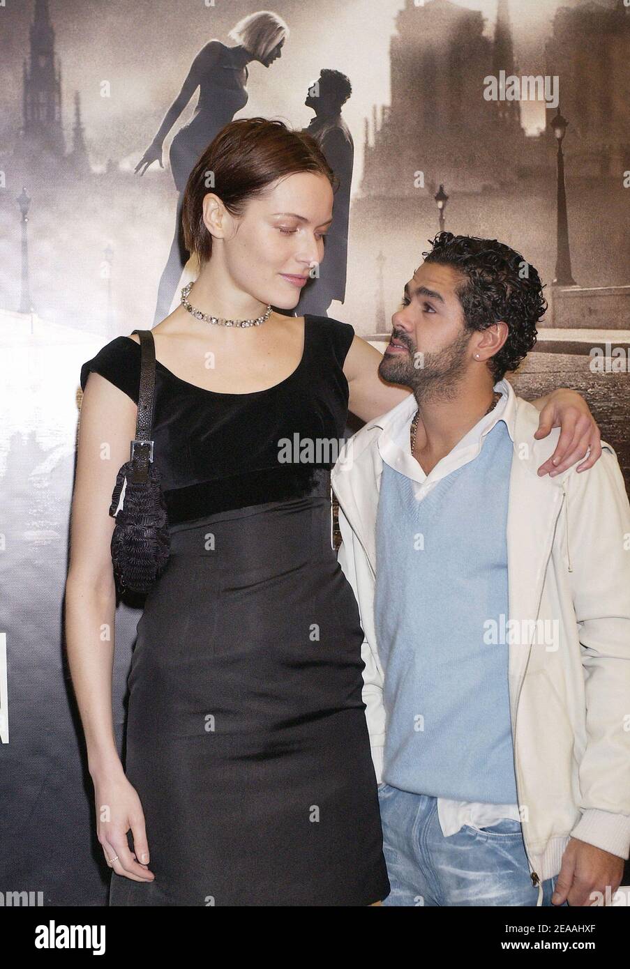Der französische Schauspieler und Darsteller Jamel Debbouze und die dänische Schauspielerin und Darsteller Rie Rasmussen besuchen am 20. Dezember 2005 die französische Premiere von Luc Bessons neuestem Film "Angel-A" im Gaumont Marignan Theater in Paris, Frankreich. Foto von Bruno Klein/ABACAPRESS.COM Stockfoto