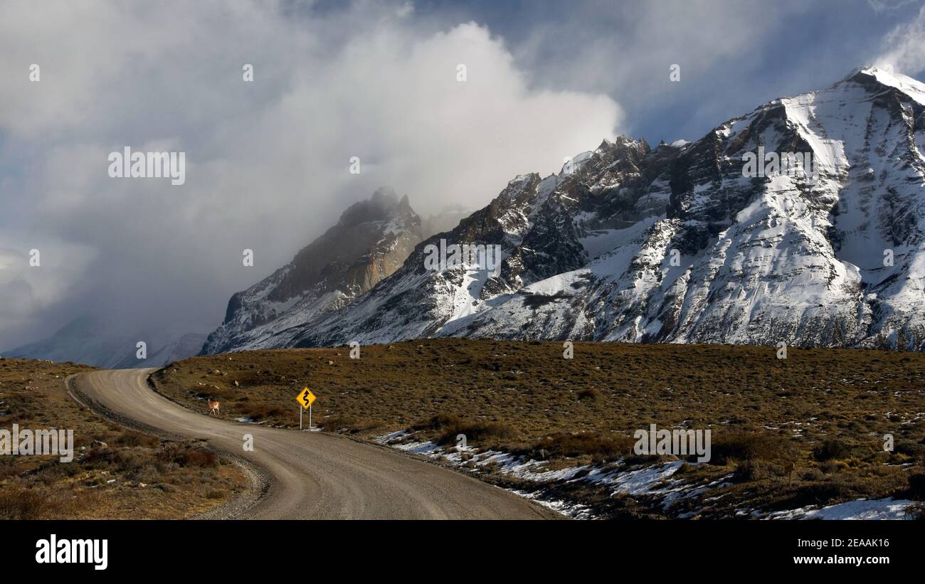 Emty Schotterstraße der cuernos, Torres del Paine Nationalpark, Patagonien, Chile Stockfoto