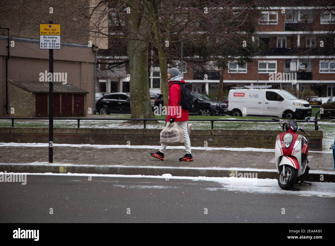 Schnee in London - Fußgänger in Hüte und Schals gehüllt pendeln im Schnee nach Hause, londoner Busse, Straßenszenen 08/02/2021 Stockfoto