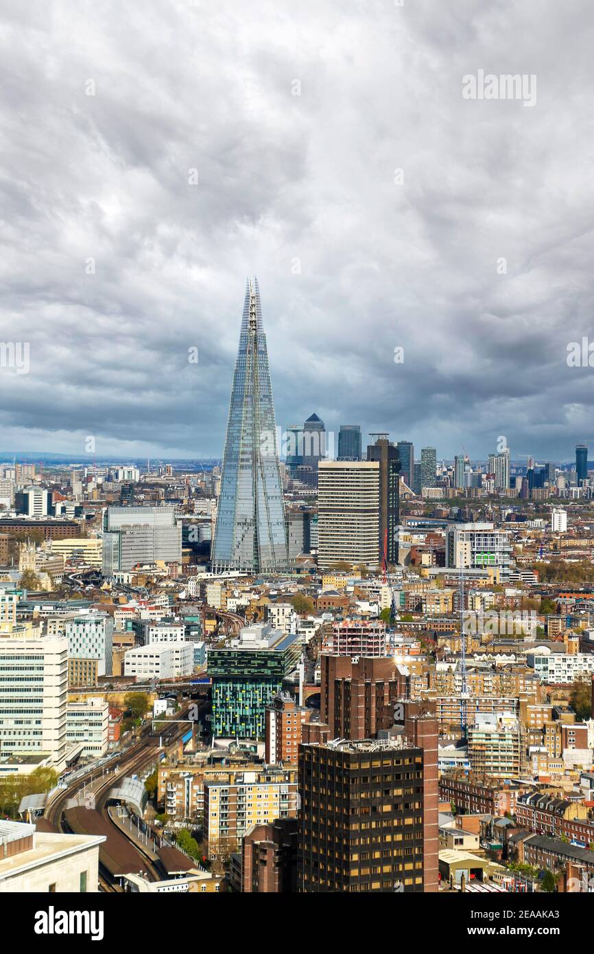 London Downtown Blick mit Shard und andere Wolkenkratzer an sonnigen Tag mit dramatischen Wolken, London, England, Großbritannien Stockfoto