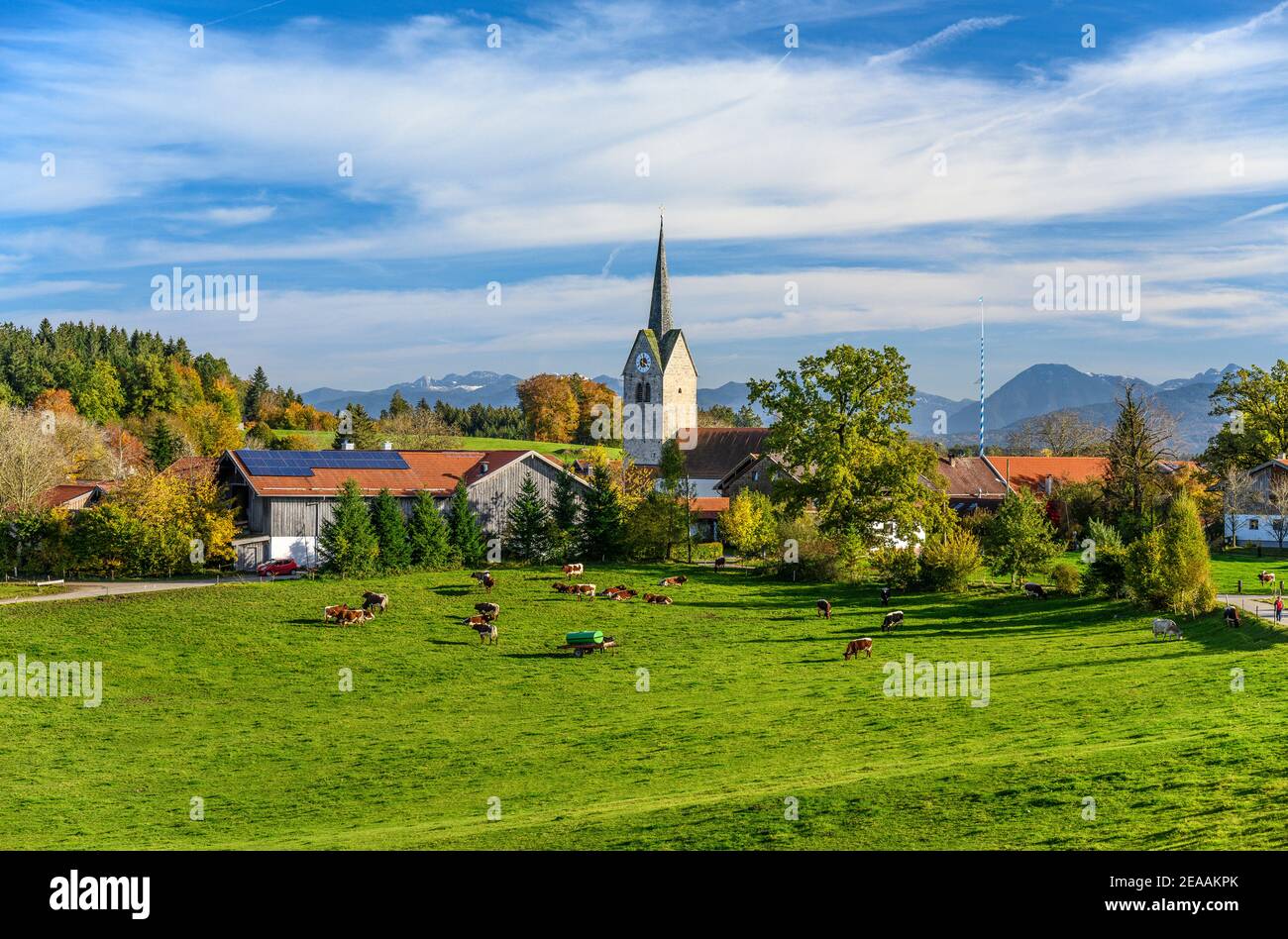 Deutschland, Bayern, Oberbayern, Tölzer Land, Dietramszell, Kreis Peretshofen mit der Zweigkirche der Geburt Mariens gegen den Mangfall Stockfoto