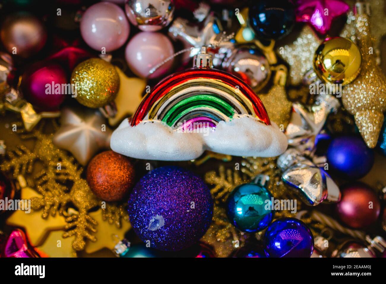 Weihnachtsschmuck, Kugeln verschiedene Formen und Farben bunt mit Regenbogen Stockfoto