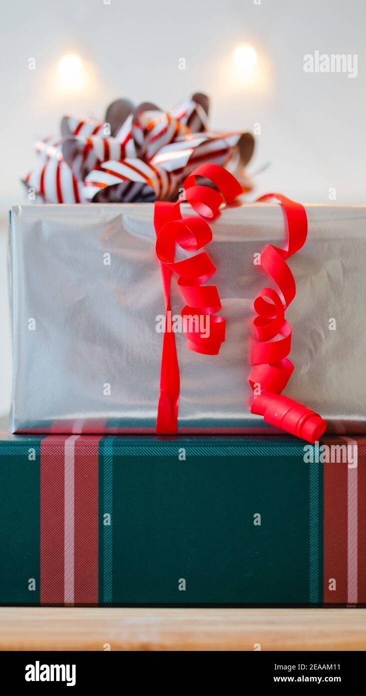 Weihnachten, Geschenke mit einer Schleife vor einem Vorhang aus Lichtern, Weihnachtsstimmung Stockfoto
