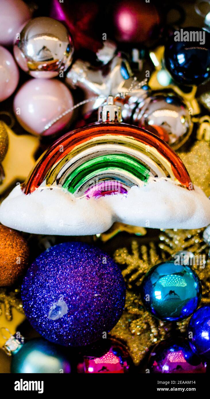 Weihnachtsschmuck, Kugeln verschiedene Formen und Farben bunt mit Regenbogen Stockfoto
