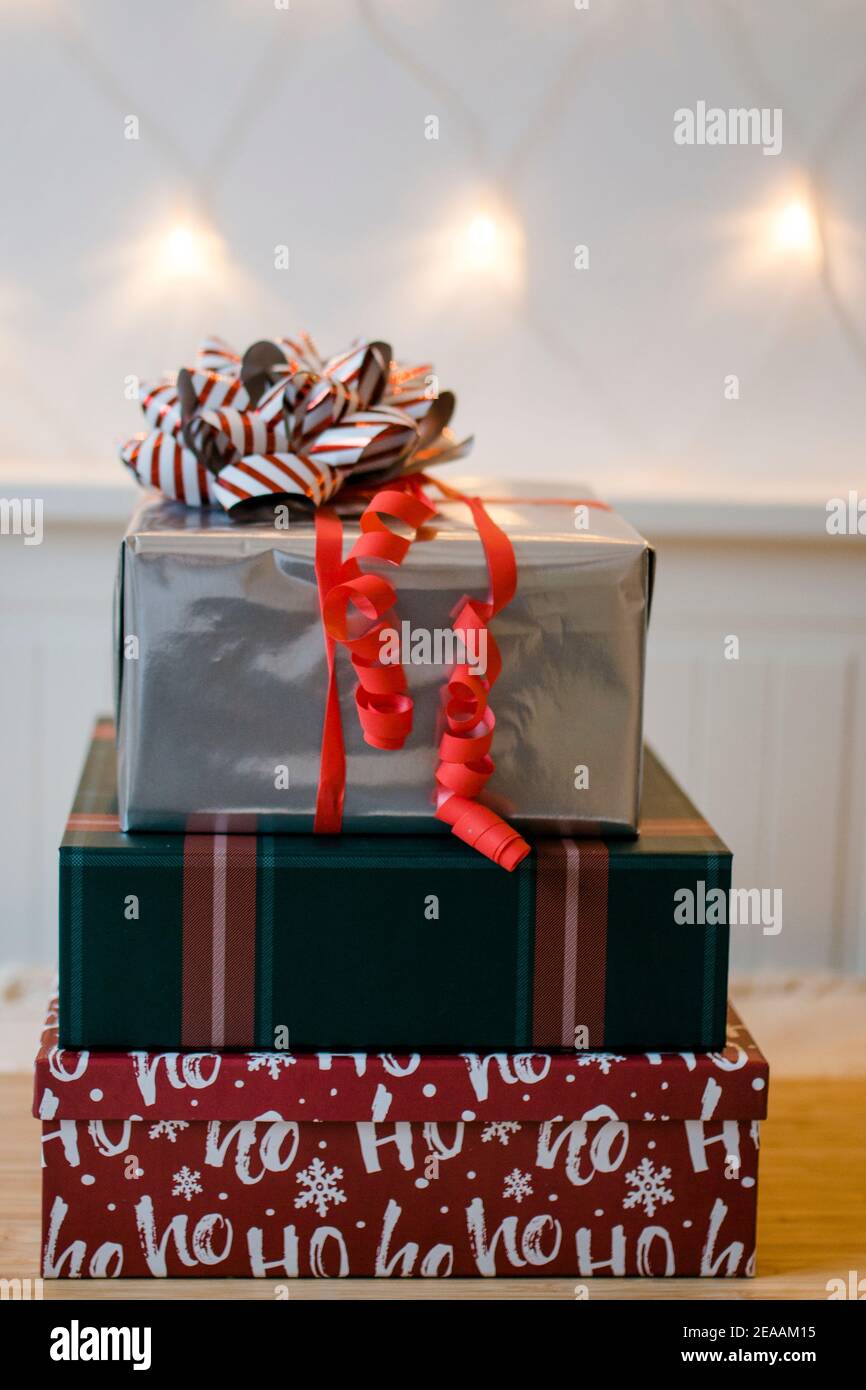 Weihnachten, Geschenke mit einer Schleife vor einem Vorhang aus Lichtern, Weihnachtsstimmung Stockfoto