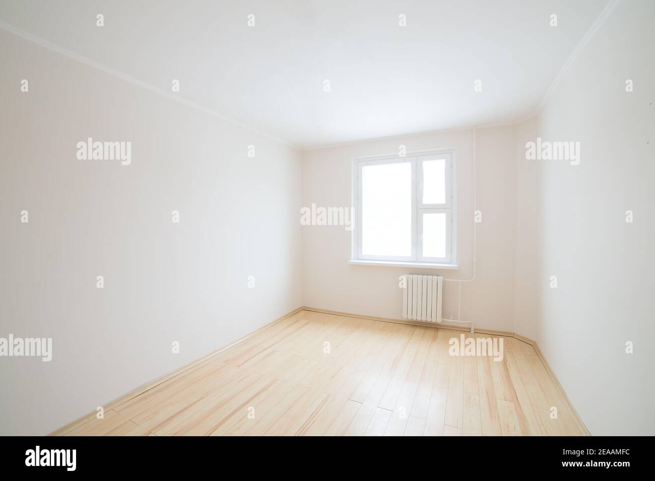 Leeres weißes Zimmer mit Fenster. Stockfoto