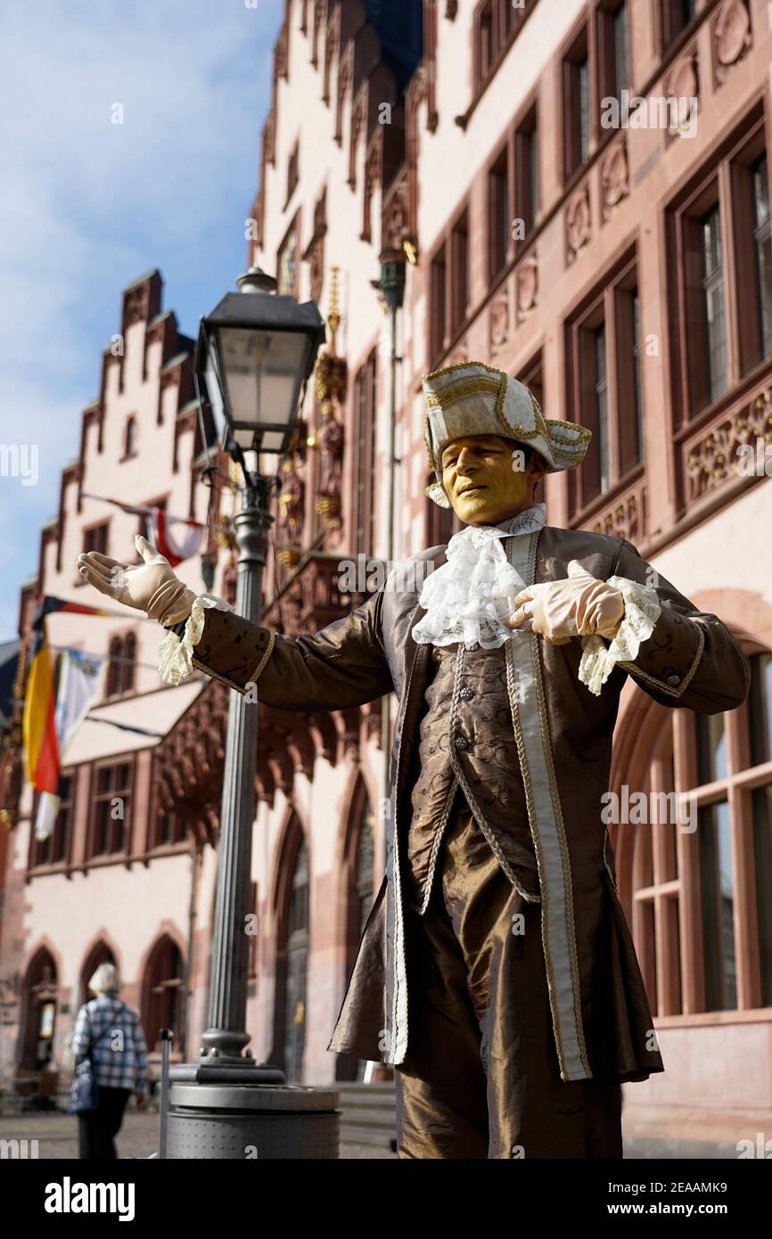 Deutschland, Hessen, Frankfurt, Altstadt, Römerberg, Rathaus, Römer, Straßenkünstler in historischer Kleidung, unbeweglich posieren Stockfoto