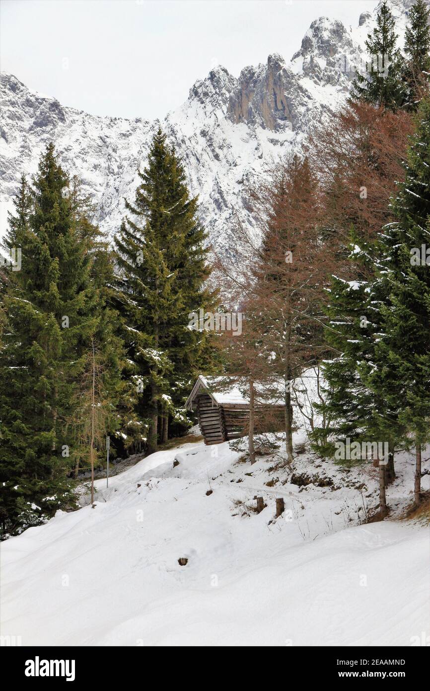 Winterwanderung am Wildensee bei Mittenwald, Werdenfelser Land, Oberbayern, Bayern, Süddeutschland, Deutschland, Europa Stockfoto