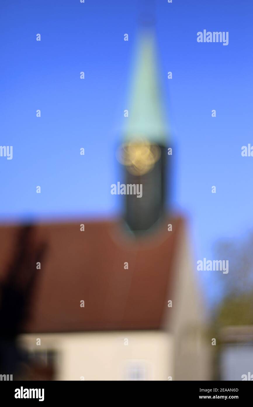 Kirchturm mit spitzen Dach und goldener Uhr Stockfoto