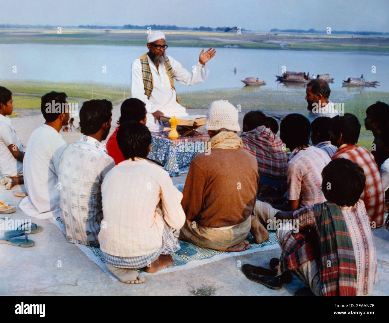 Shahzadpur Bangladesh Dorfbewohner rezitieren "puthi" Islamischen Vers Dorf Leben Stockfoto