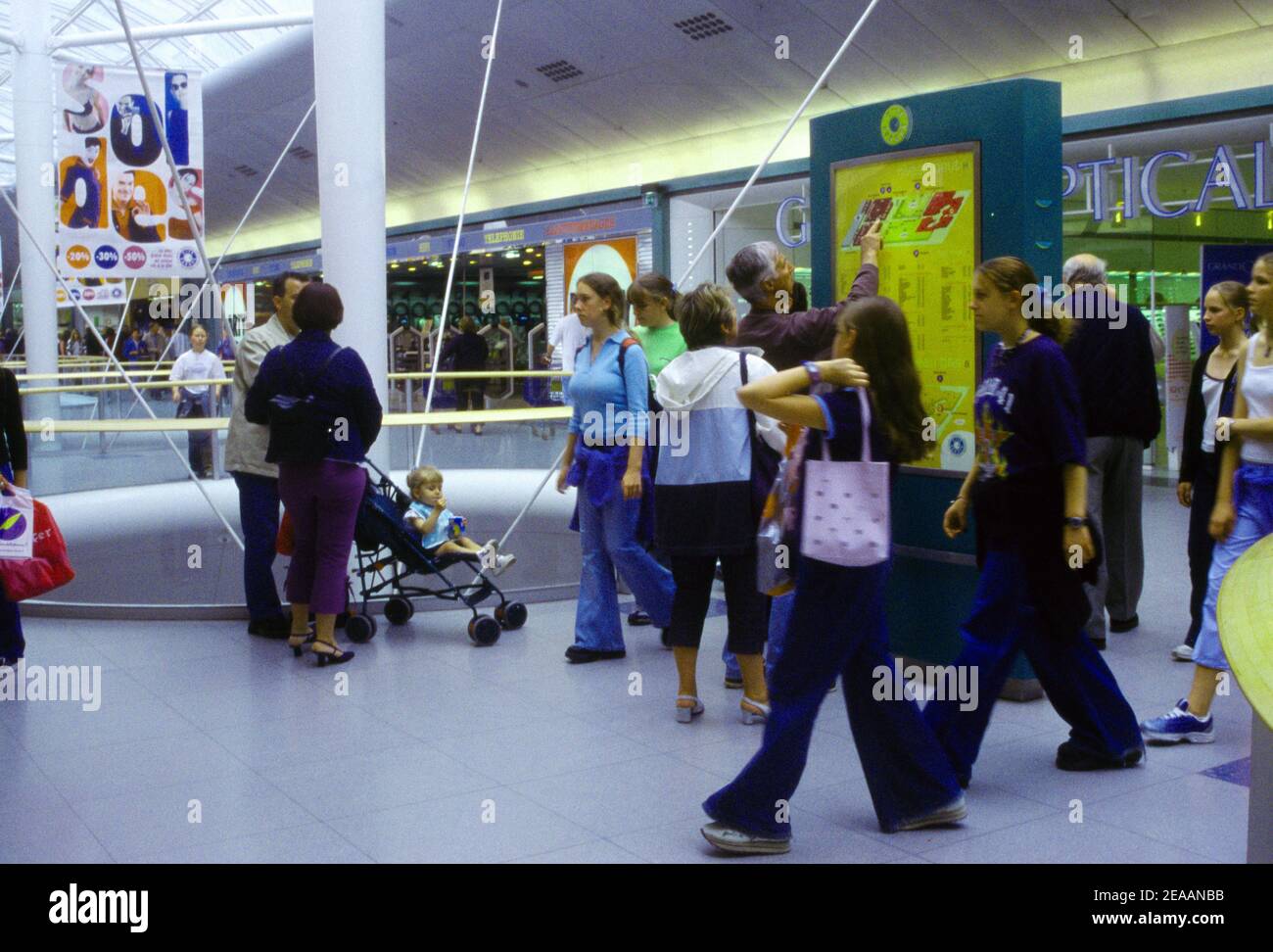 Calais Frankreich Menschen Einkaufen In Cite Europe Carrefour Hypermarket Stockfoto