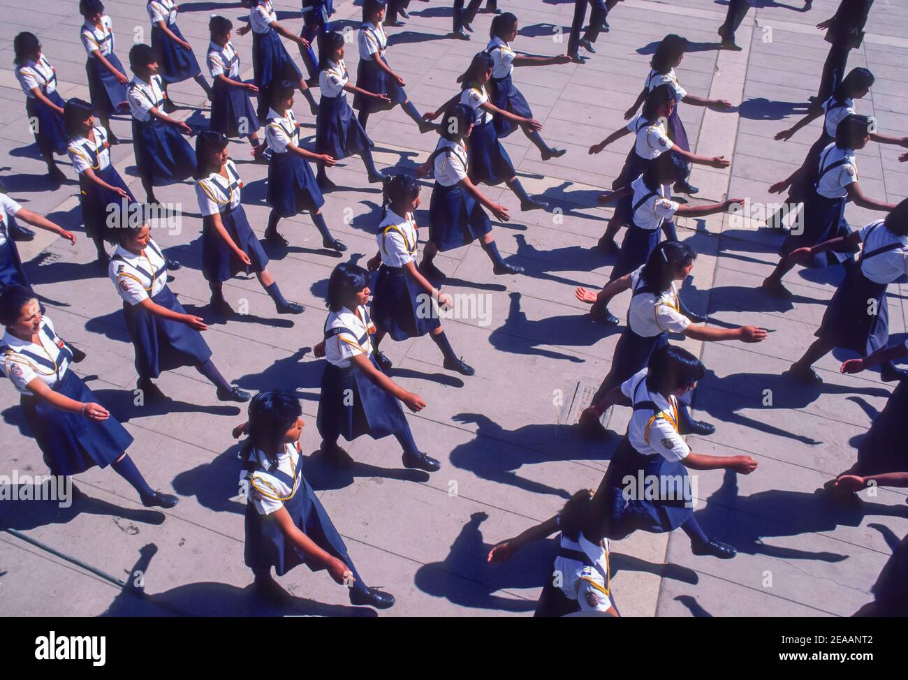 HUANCAYO, PERU, 1987 - Schulmädchen in Uniform marschieren auf der Straße. Stockfoto