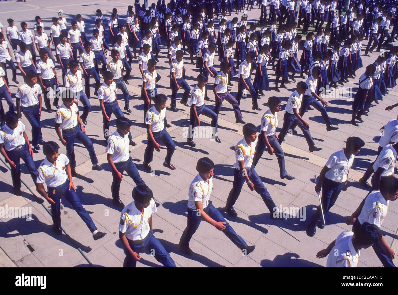 HUANCAYO, PERU, 1987 - Schulkinder marschieren auf der Straße. Stockfoto