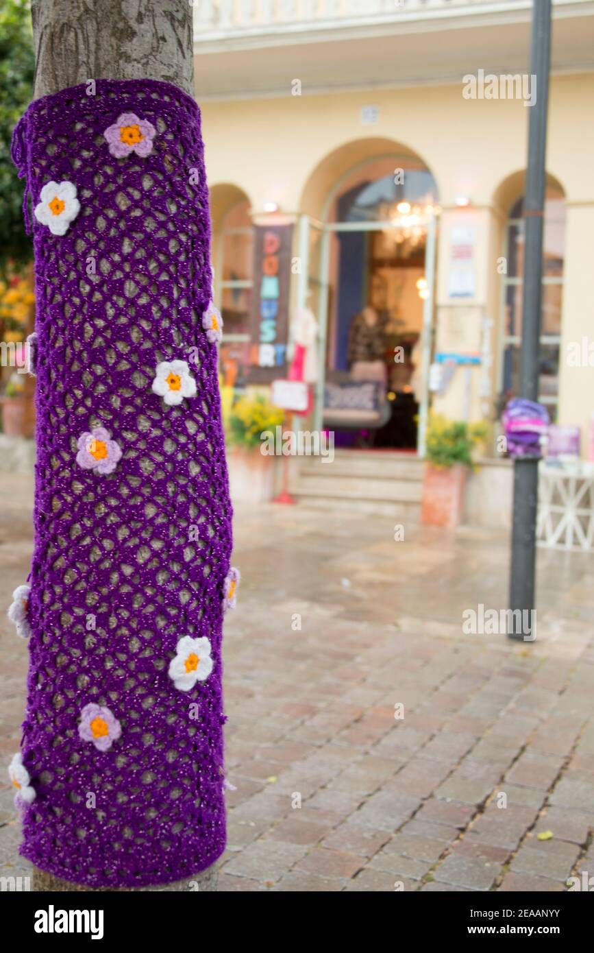 Baumstamm gestrickt mit Wolle mit floralem Ornament Stockfoto