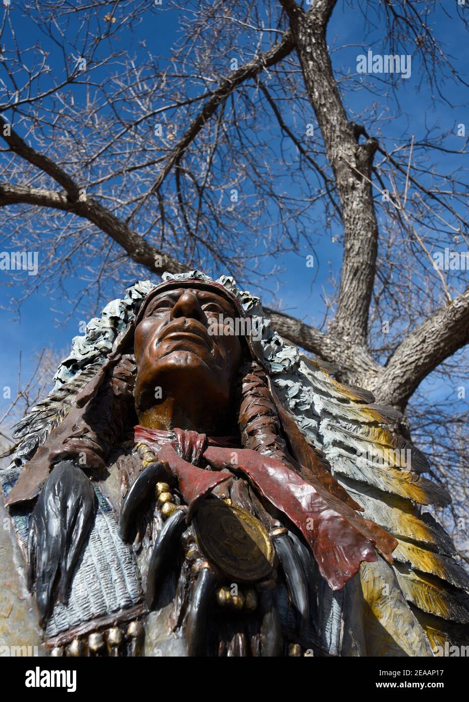 Eine Bronzeskulptur des indianischen Häuptlings Red Cloud vor einer Kunstgalerie in Santa Fe, New Mexico. Stockfoto