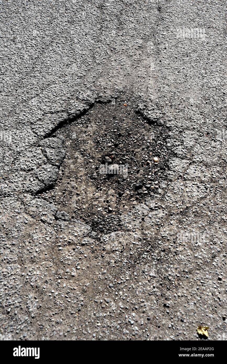 Ein Schlagloch in einer Straße in Santa Fe, New Mexico. Stockfoto