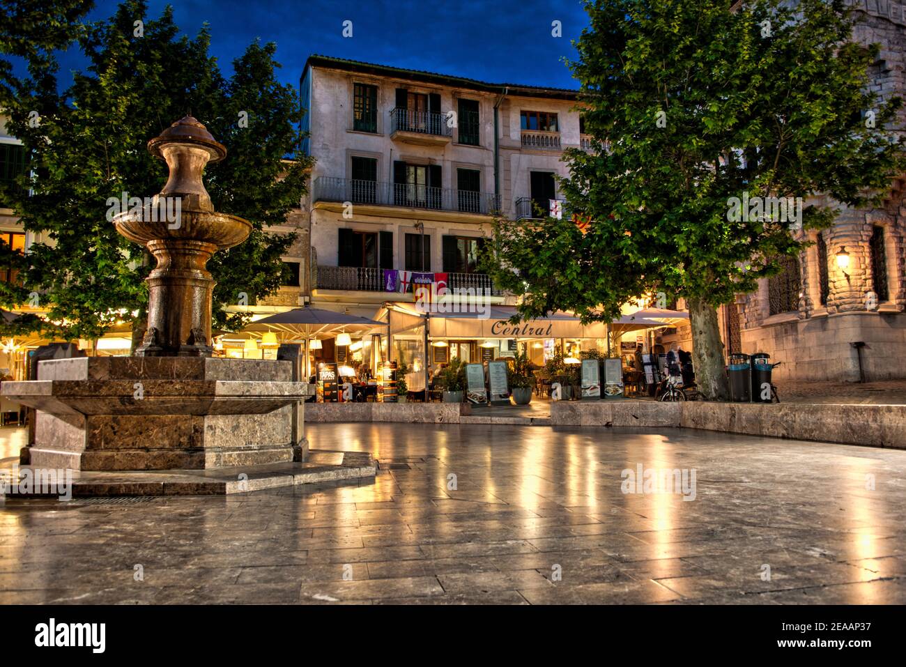 Beleuchteter Platz vor der Kirche, Sóller Stockfoto