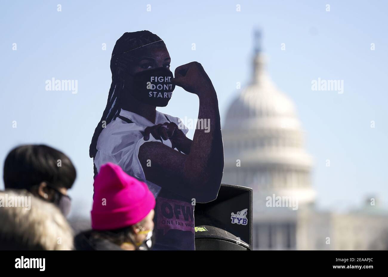 Washington, Usa. Februar 2021, 08th. Eine Statue von "Elena, der wesentlichen Arbeiterin" wird bei einer Kundgebung der Kampagne für einen fairen Lohn und die Armen gesehen, um die Gesetzgebung im Rahmen des von Präsident Biden vorgeschlagenen $1,9 Billionen COVID-Hilfspakets zu unterstützen, um den Mindestlohn auf $15 pro Stunde zu erhöhen, in der National Mall in Washington, DC am Montag, 8. Februar 2021. Die Gesetzgebung würde $1.400 Kontrollen an die Menschen auf der Grundlage des Einkommensniveaus umfassen und die Leistungen für die Arbeitslosen steigern und die Bemühungen finanzieren, Menschen im ganzen Land schnell zu impfen. Foto von Leigh Vogel/UPI Credit: UPI/Alamy Live News Stockfoto