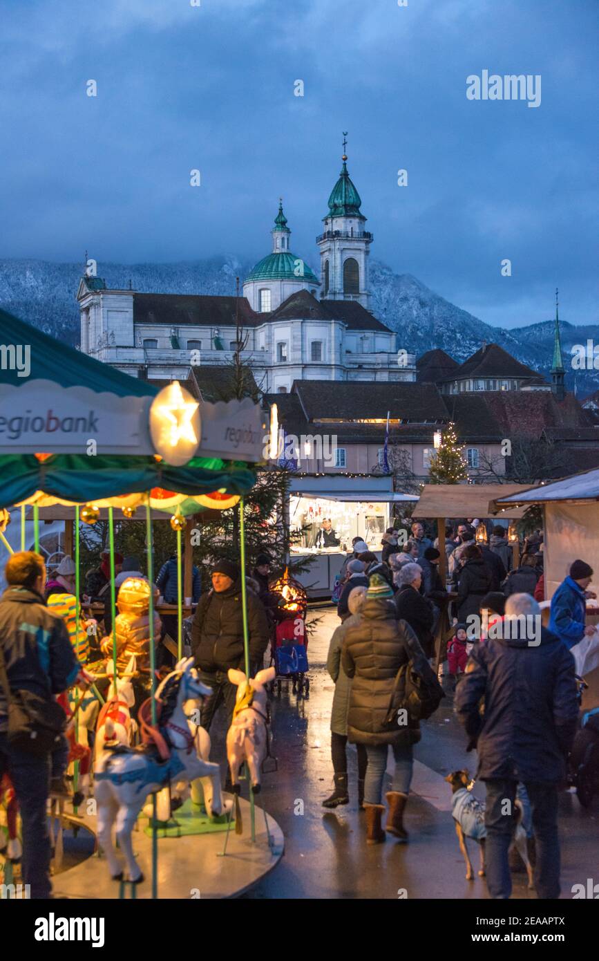 Weihnachtsmarkt in Solothurn mit St. Ursen Dom Stockfoto