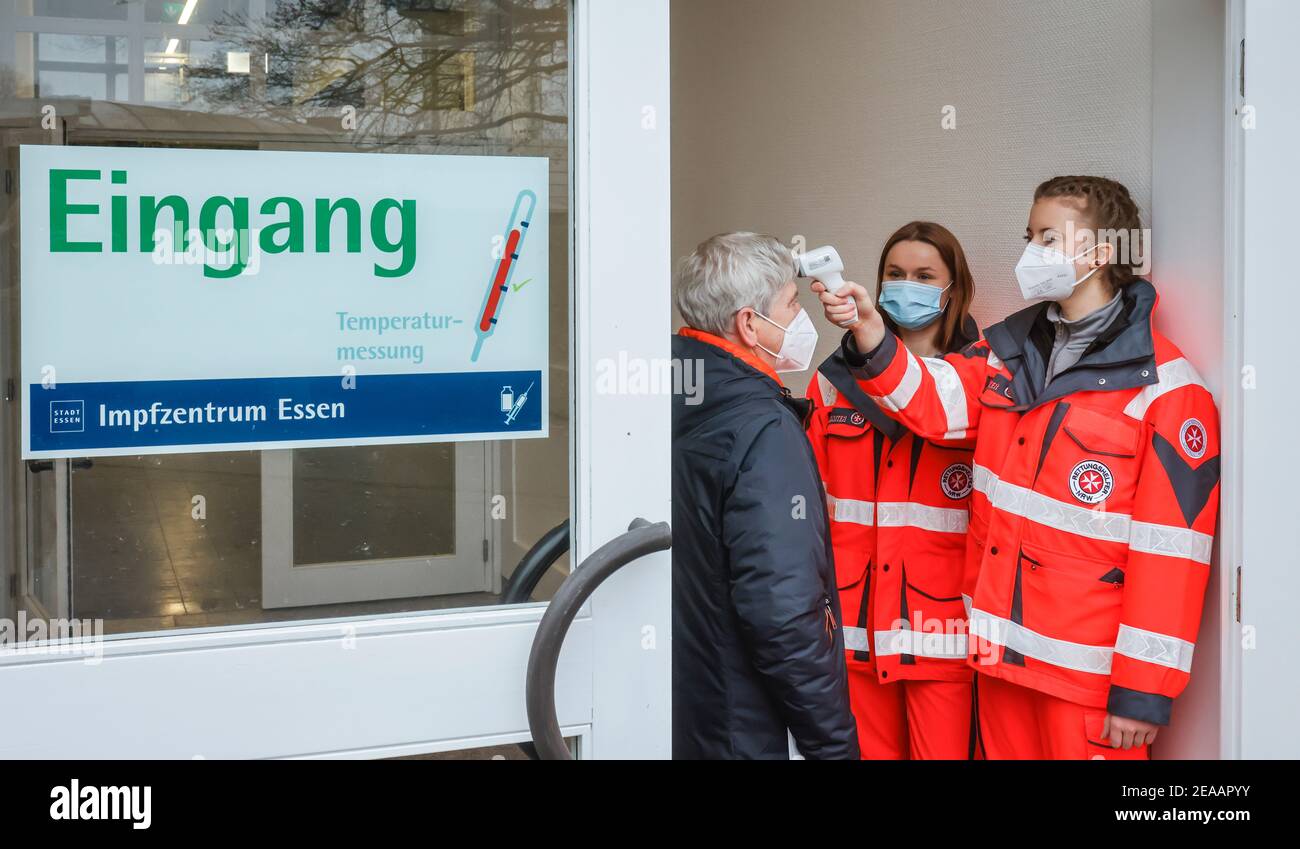 Essen, Ruhrgebiet, Nordrhein-Westfalen, Deutschland - Impfzentrum Corona Essen in den Hallen der Messe Essen sollen hier täglich mehr als 2 000 Personen geimpft werden, während eines Testlaufs messen Rettungskräfte die Temperatur einer geimpften Person (Szene mit Rentner als Extras). Stockfoto