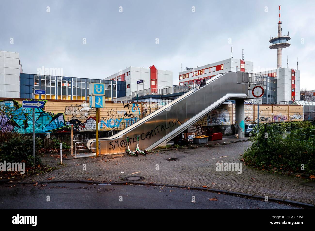 Essen, Ruhrgebiet, Nordrhein-Westfalen, Deutschland - Stadtansicht entlang der Autobahn A40 in der Essener Innenstadt, an der U-Bahn-Station Savignystraße mit Blick auf das ETEC-Gebäude Essener Technologie- und Entwicklungszentrum und den Essener Fernsehturm. Stockfoto