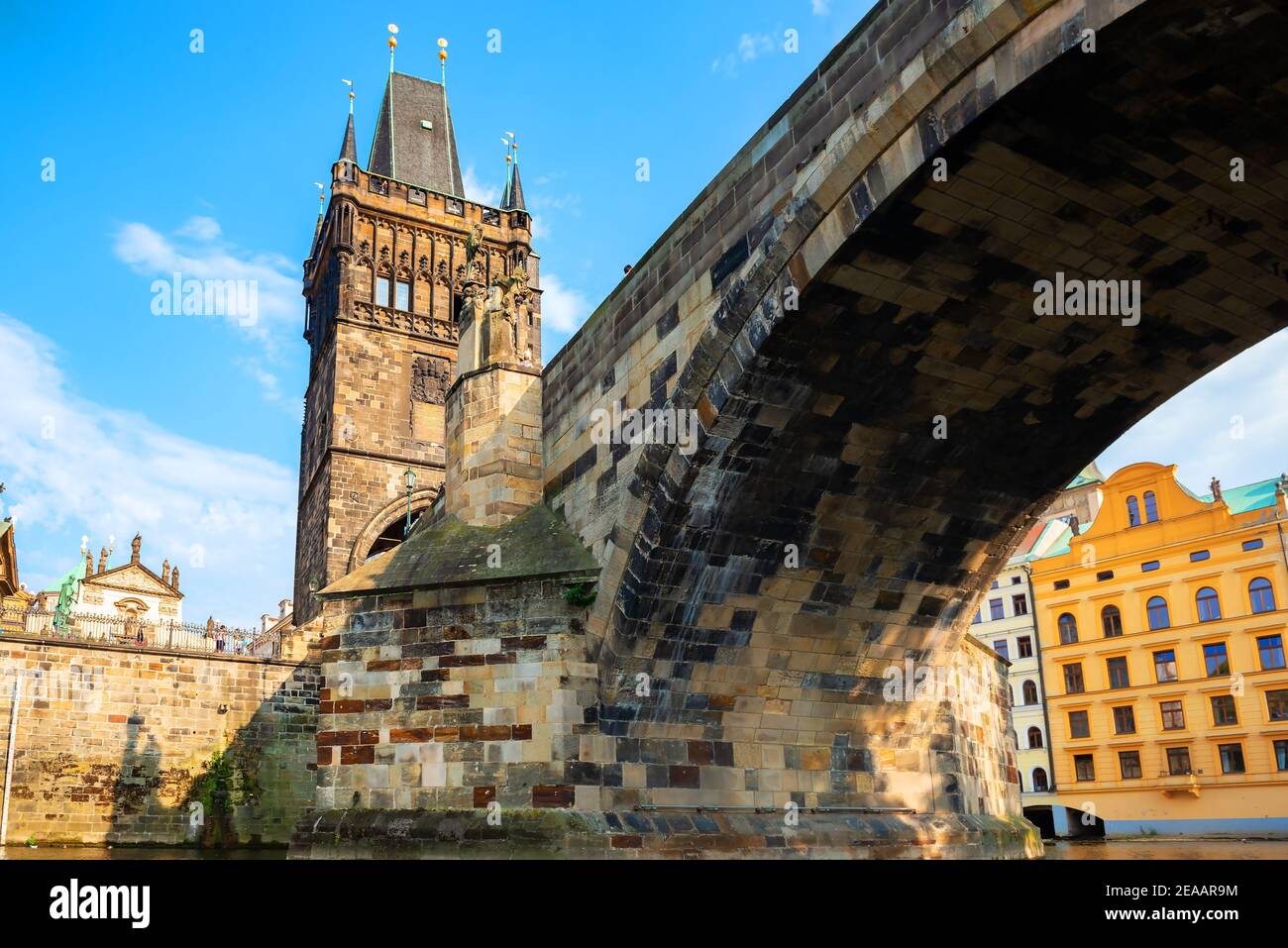 Blick auf die Karlsbrücke und Staromestska Turm von unten Stockfoto