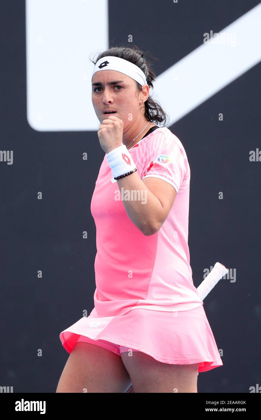 Melbourne, Australien. Februar 2021, 8th. 27th Seed ons JABEUR aus Tunesien im Einsatz gegen Andrea PETKOVIC aus Deutschland in einem ersten Runde Spiel der Australian Open 2021 auf Rod Laver Arena, in Melbourne, Australien. Sydney Low/Cal Sport Media. Kredit: csm/Alamy Live Nachrichten Stockfoto