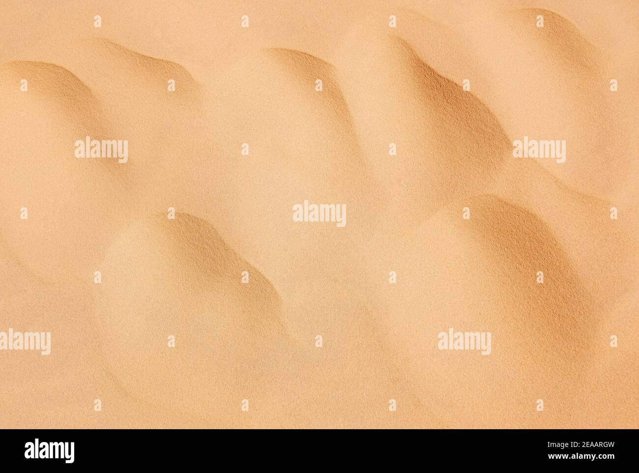 Natürlichen Hintergrund aus einem gelben Sand mit Wellen Stockfoto