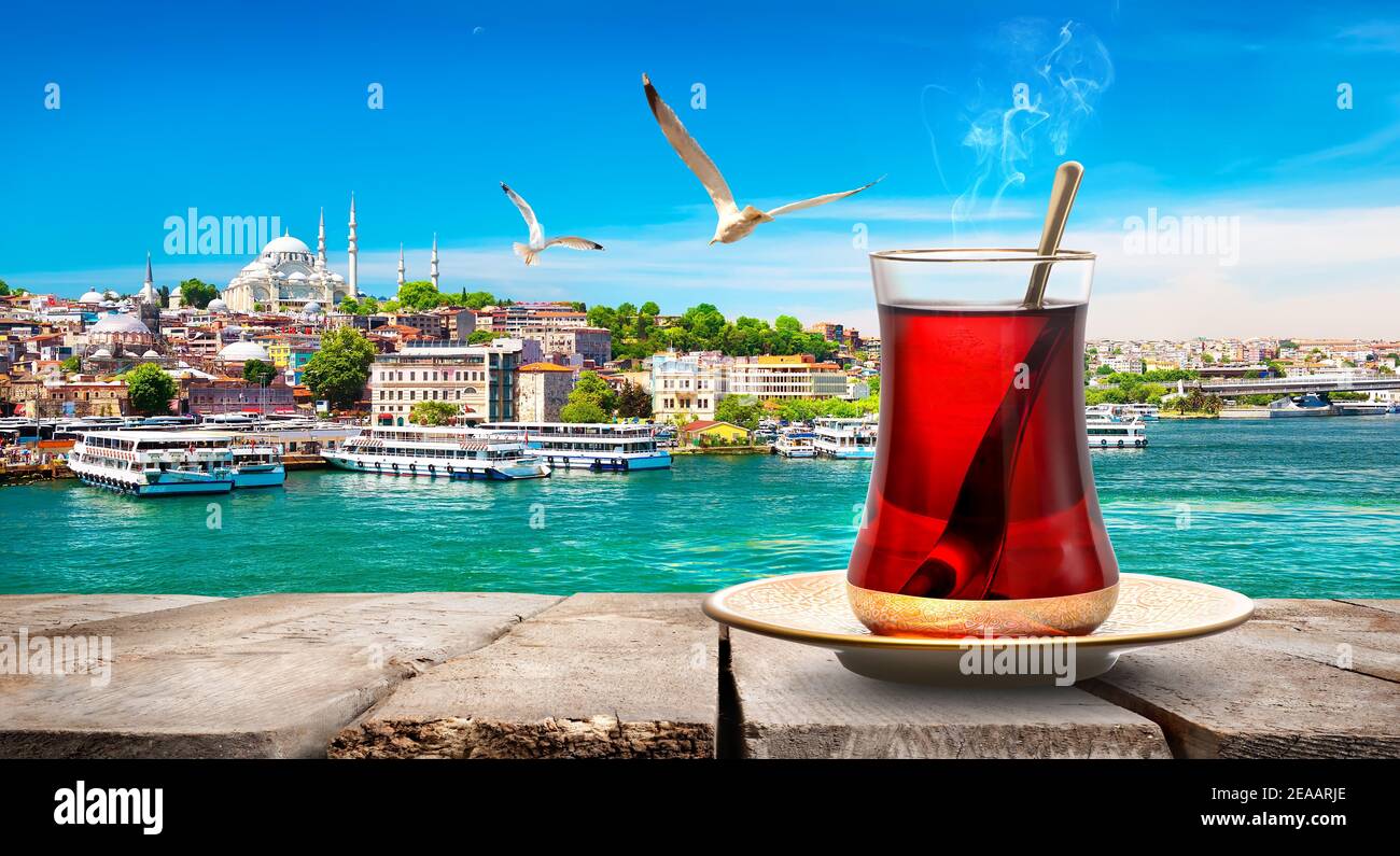 Tee in das Goldene Horn Bucht von Istanbul und auf der Süleymaniye-moschee, Türkei Stockfoto