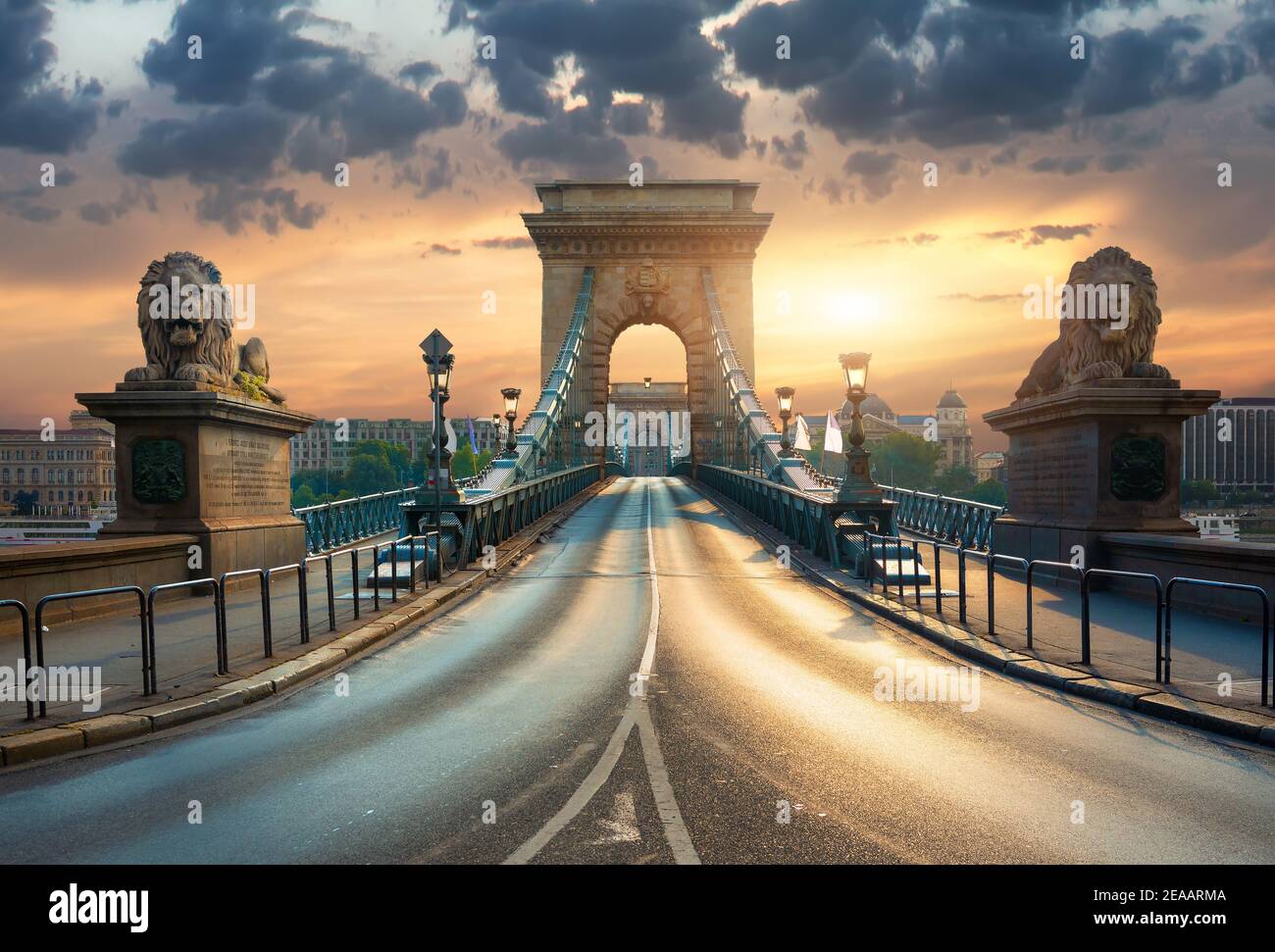 Statuen der Löwen auf die Kettenbrücke in Budapest bei Sonnenaufgang, Ungarn Stockfoto