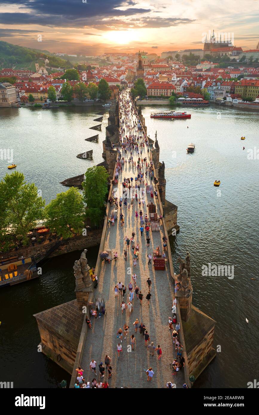 Blick auf die Karlsbrücke in Prag bei Sonnenuntergang von oben Stockfoto