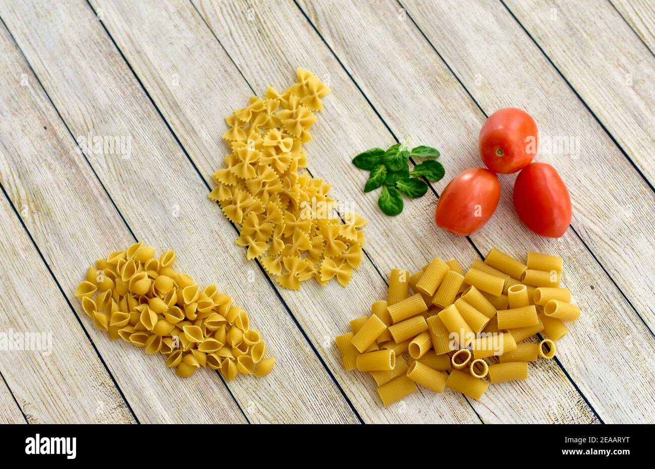 Pasta und Zutaten Fotokonzept, Tischansicht, frische Zutaten für einfache italienische Rezepte und gesundes Essen zu Hause Stockfoto