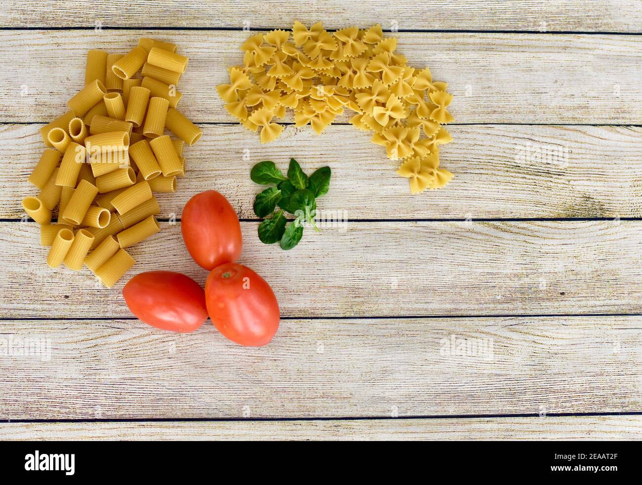 Pasta und Zutaten Fotokonzept, Tischansicht, frische Zutaten für einfache italienische Rezepte und gesundes Essen zu Hause Stockfoto