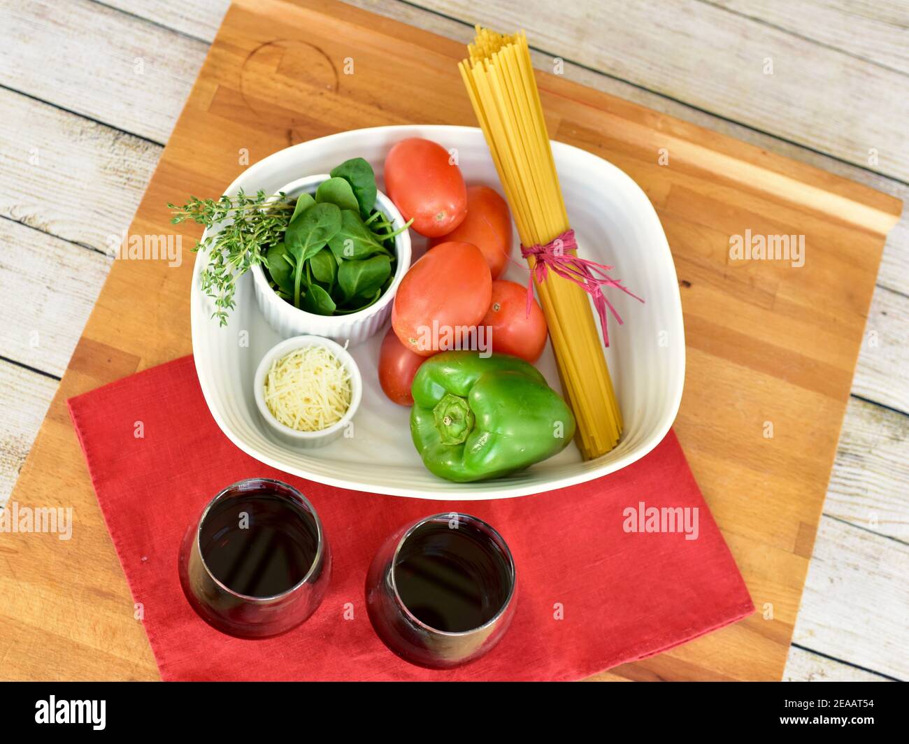 Einfache frische Zutaten und Pasta Nudeln bereit, um einfach ein Topf Pasta-Gericht zu Hause zu machen. Fotokonzept, Essenset, Kopierplatz Stockfoto