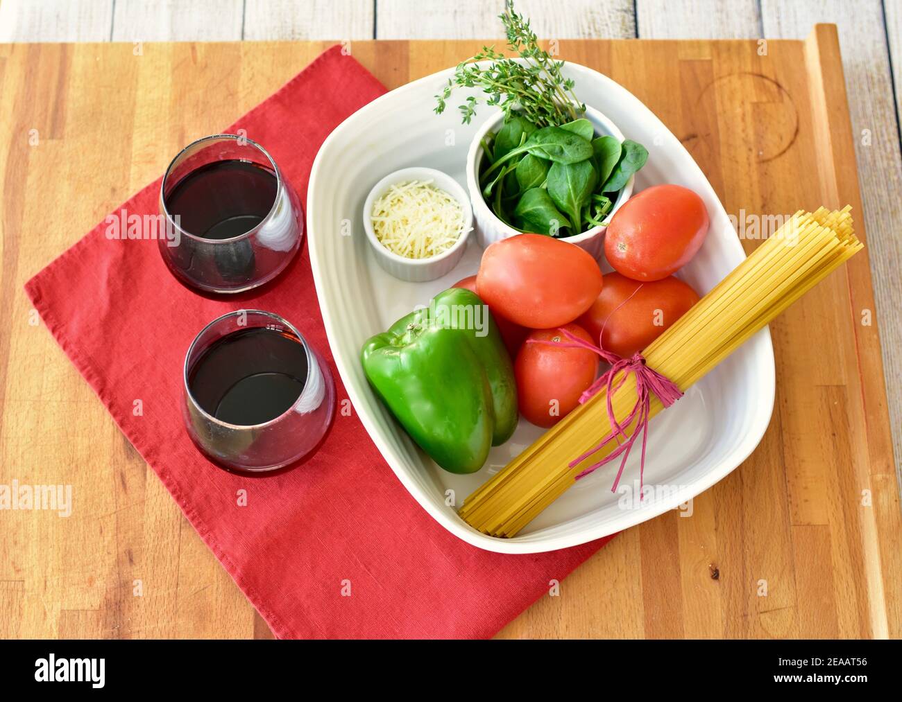 Einfache frische Zutaten und Pasta Nudeln bereit, um einfach ein Topf Pasta-Gericht zu Hause zu machen. Fotokonzept, Essenset, Kopierplatz Stockfoto