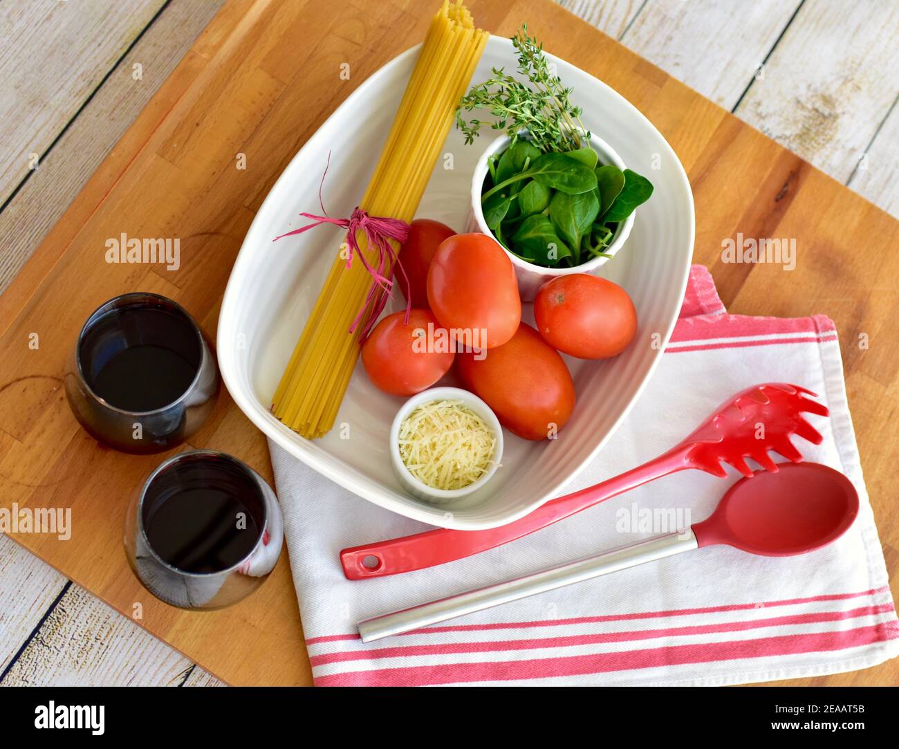 Einfache frische Zutaten und Pasta Nudeln bereit, um einfach ein Topf Pasta-Gericht zu Hause zu machen. Fotokonzept, Essenset, Kopierplatz Stockfoto