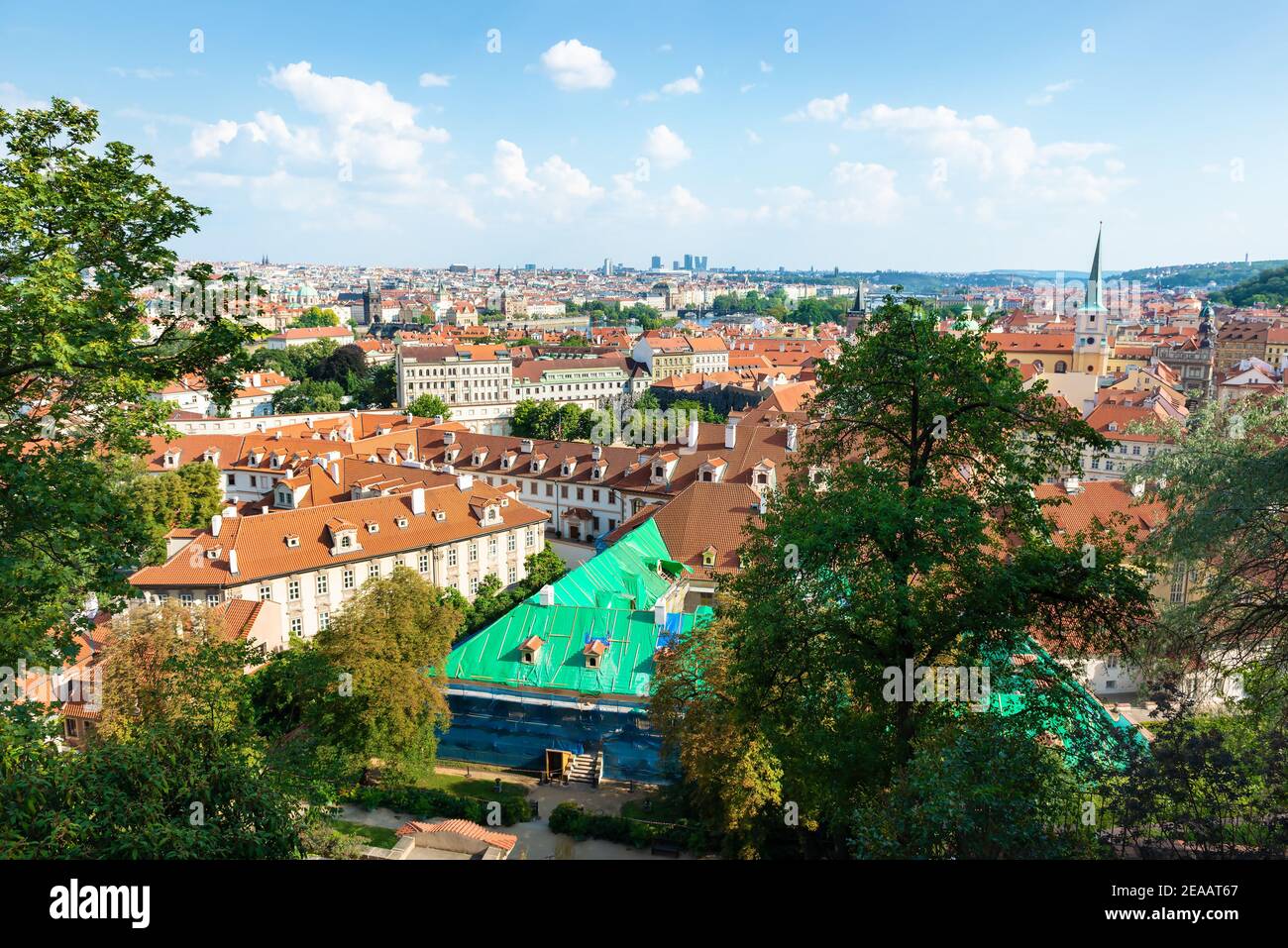 Blick auf Prag, die Kathedralen und die roten Dächer von oben Stockfoto