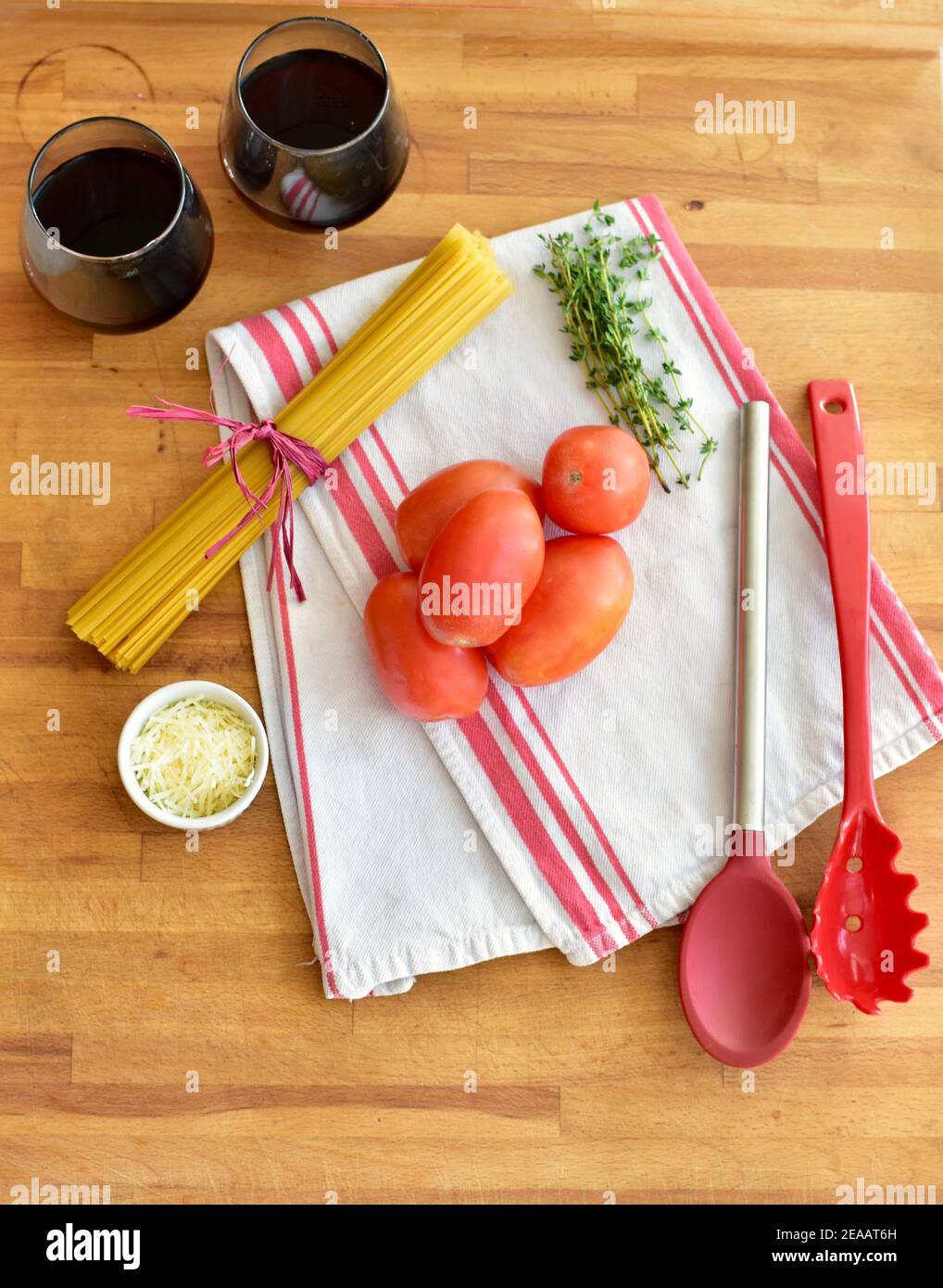 Einfache frische Zutaten und Pasta Nudeln bereit, um einfach ein Topf Pasta-Gericht zu Hause zu machen. Fotokonzept, Essenset, Kopierplatz Stockfoto