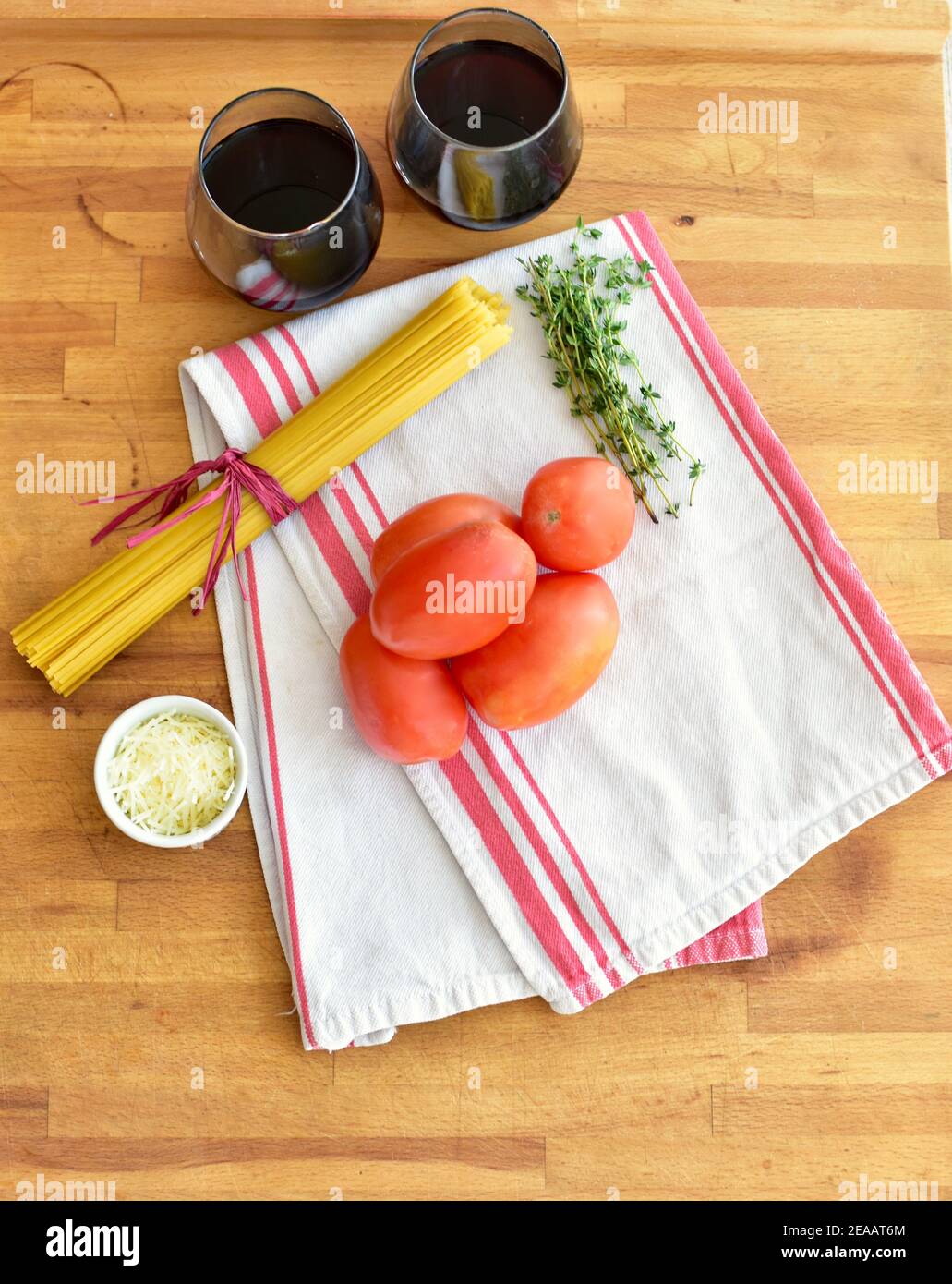 Einfache frische Zutaten und Pasta Nudeln bereit, um einfach ein Topf Pasta-Gericht zu Hause zu machen. Fotokonzept, Essenset, Kopierplatz Stockfoto