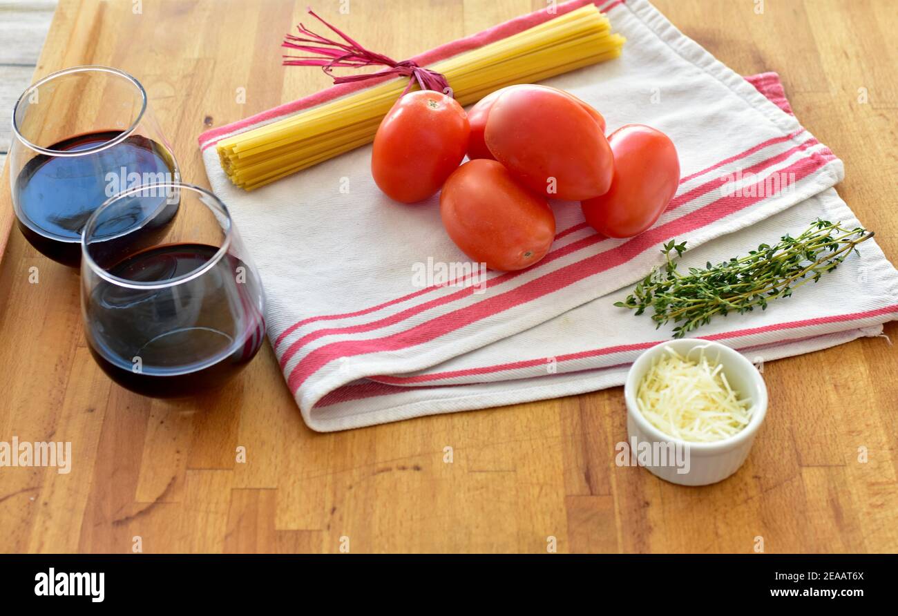 Einfache frische Zutaten und Pasta Nudeln bereit, um einfach ein Topf Pasta-Gericht zu Hause zu machen. Fotokonzept, Essenset, Kopierplatz Stockfoto