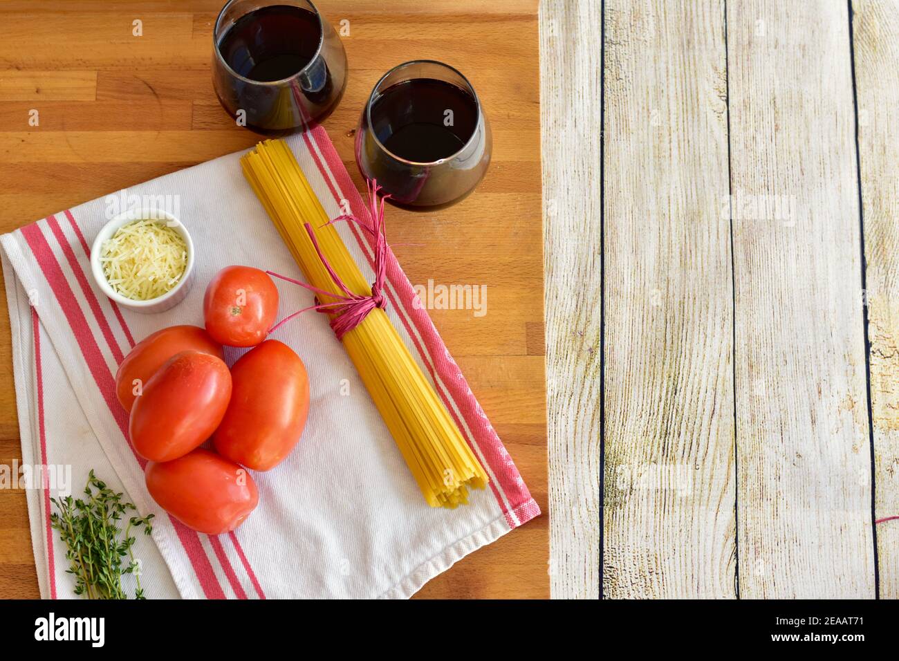 Einfache frische Zutaten und Pasta Nudeln bereit, um einfach ein Topf Pasta-Gericht zu Hause zu machen. Fotokonzept, Essenset, Kopierplatz Stockfoto