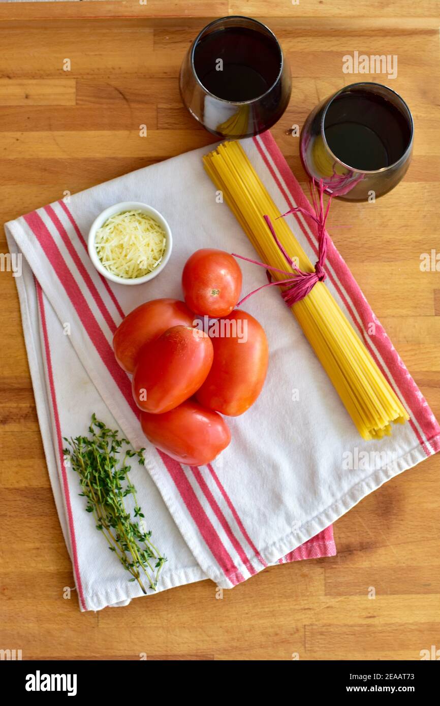 Einfache frische Zutaten und Pasta Nudeln bereit, um einfach ein Topf Pasta-Gericht zu Hause zu machen. Fotokonzept, Essenset, Kopierplatz Stockfoto