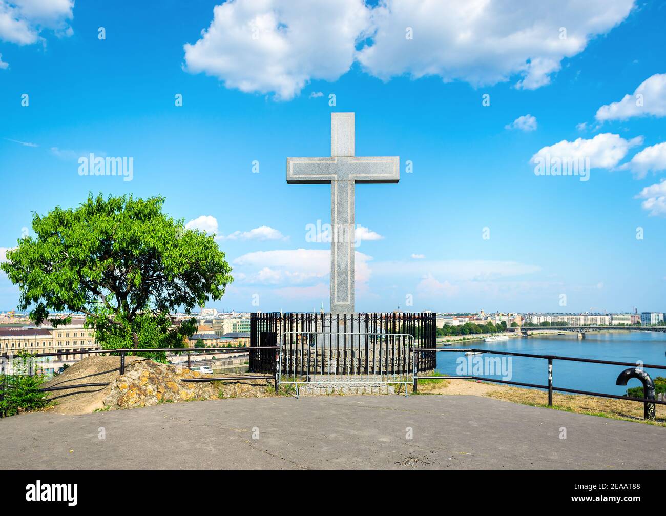 Religiöse Kreuz über Budapest. Direkt neben dem Fluss dieses Kreuz zeigt, wie religiös die Menschen in Budapest sind Stockfoto