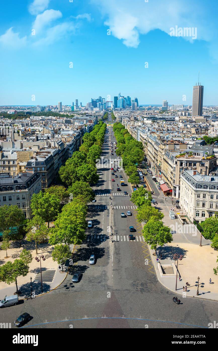 Blick auf die Avenue de la Grande Armee und modernen Viertel von La Defense von Arc De Triomphe in Paris. Stockfoto