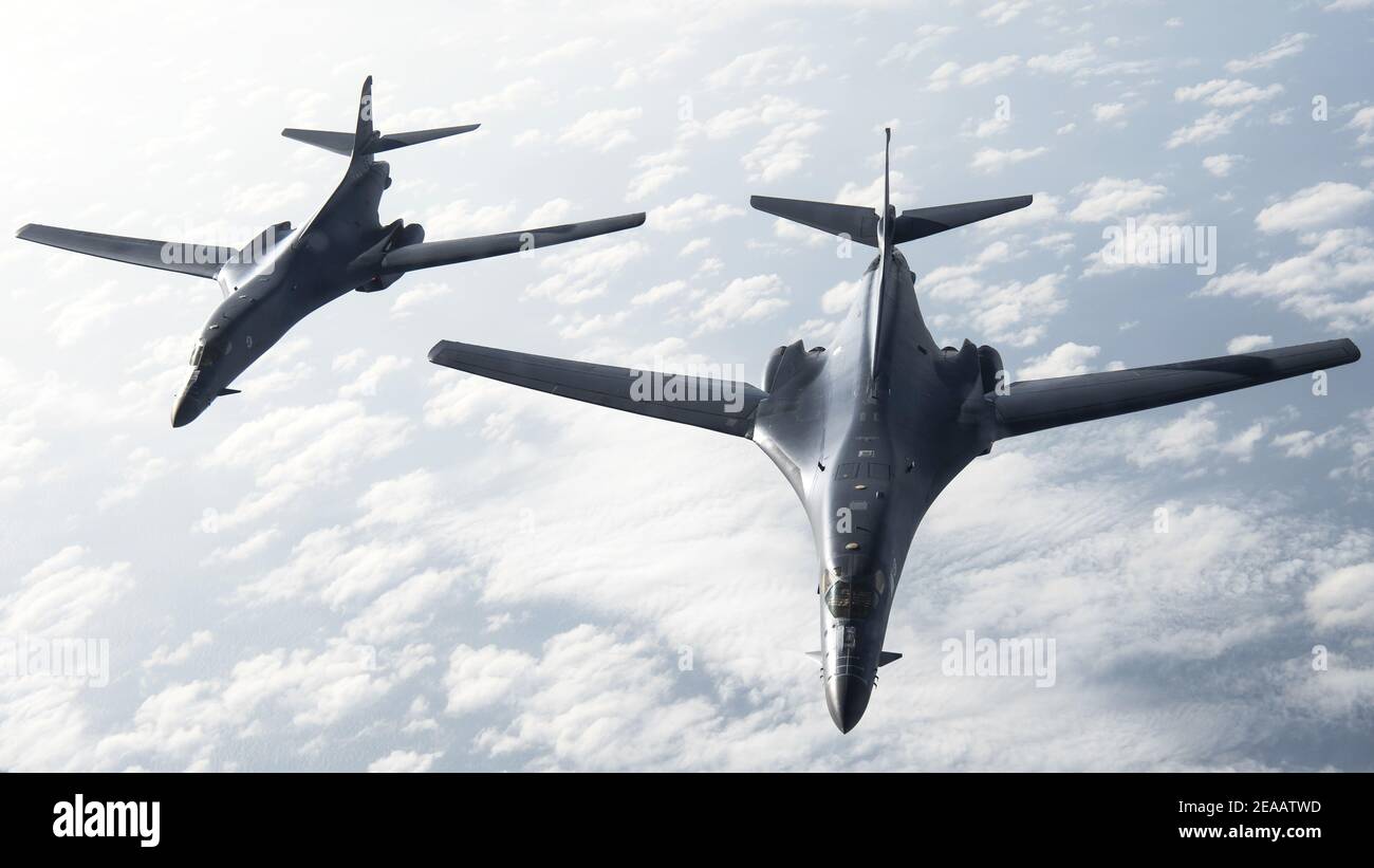Tampa, Usa. Februar 2021, 07th. Zwei strategische US Air Force B1-B Lancer Bomber vom Bomb Wing 7th fliegen in Formation über dem Golf von Mexiko in Vorbereitung auf den Super Bowl Überflug am 7. Februar 2021 in der Nähe von Tampa, Florida. Die B1-B Lancers werden in Formation mit anderen Bombern des Global Strike Command für eine Super Bowl LV Air Force Flyover Halbzeitschau fliegen. Quelle: Planetpix/Alamy Live News Stockfoto