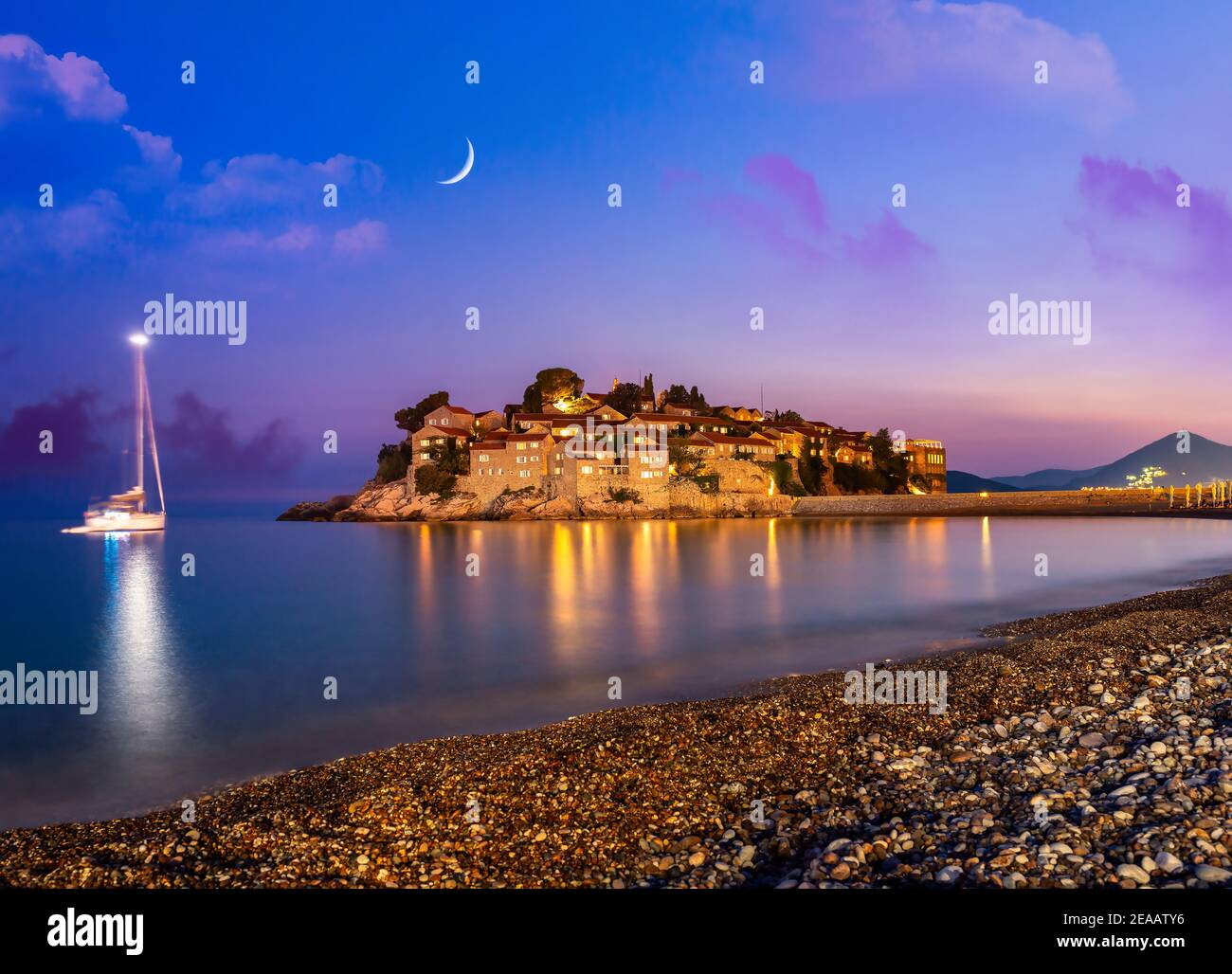 Insel Sveti Stefan in Montenegro, Sonnenuntergang am Meer. Beliebtes Reiseziel. Stockfoto