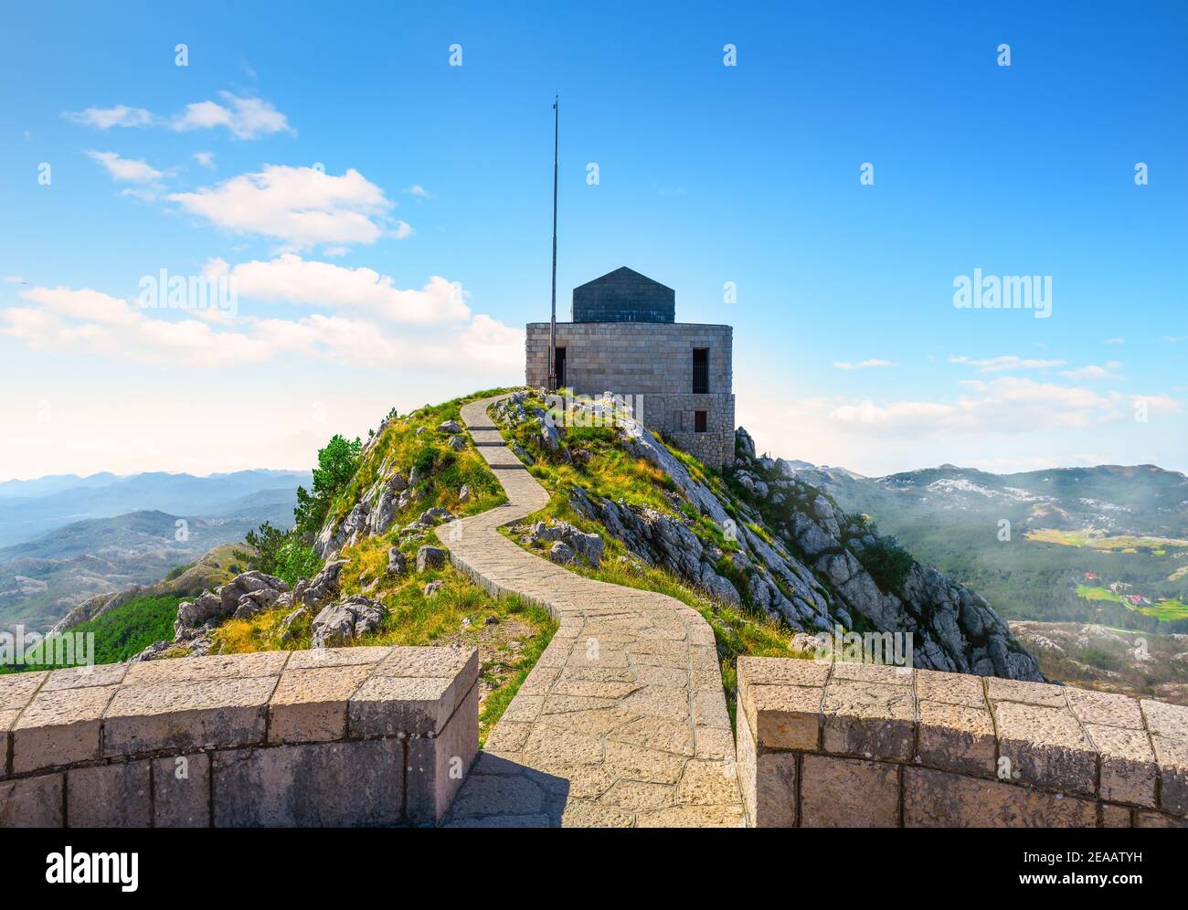 Mausoleum von Petar Petrovic Njegos. Historisches Mausoleum Gebäude von Petar Petrovic Njegos - montenegrinischer Dichter und Herrscher - in den Bergen des Nationalparks Lovcen Stockfoto