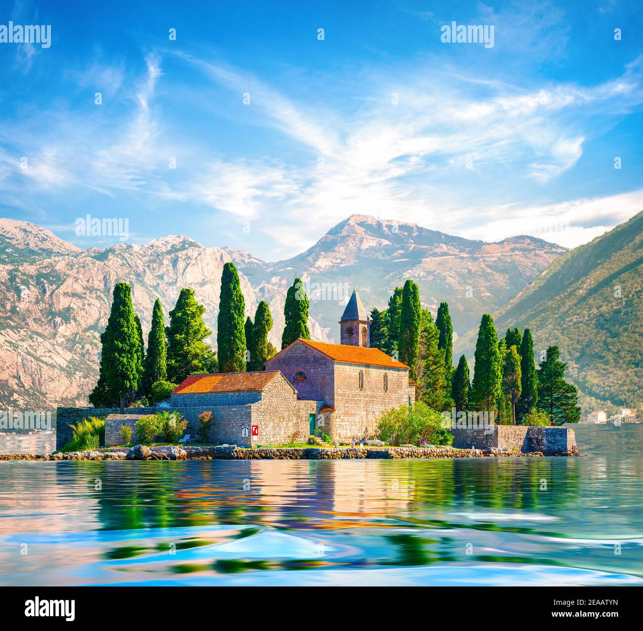 Schönen mediterranen Landschaft. St. George Island in der Nähe der Stadt Perast, Bucht von Kotor, Montenegro. Stockfoto